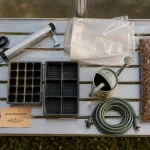 Accessoires pour serre de jardin : étagère et arrosage anti-surchauffe, gain de place